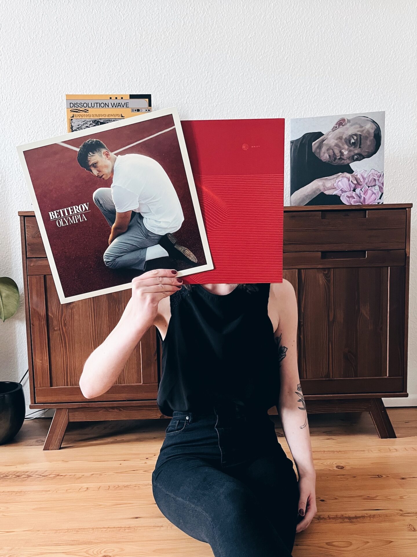 2022 Musik Rückblick Symbolbild mit Vinyl-Schallplatten von Betterov, Pianos Become The Teeth, Cloakroom und Birds in Row