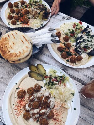 Hummus essen bei Falafel Sababa in Berlin